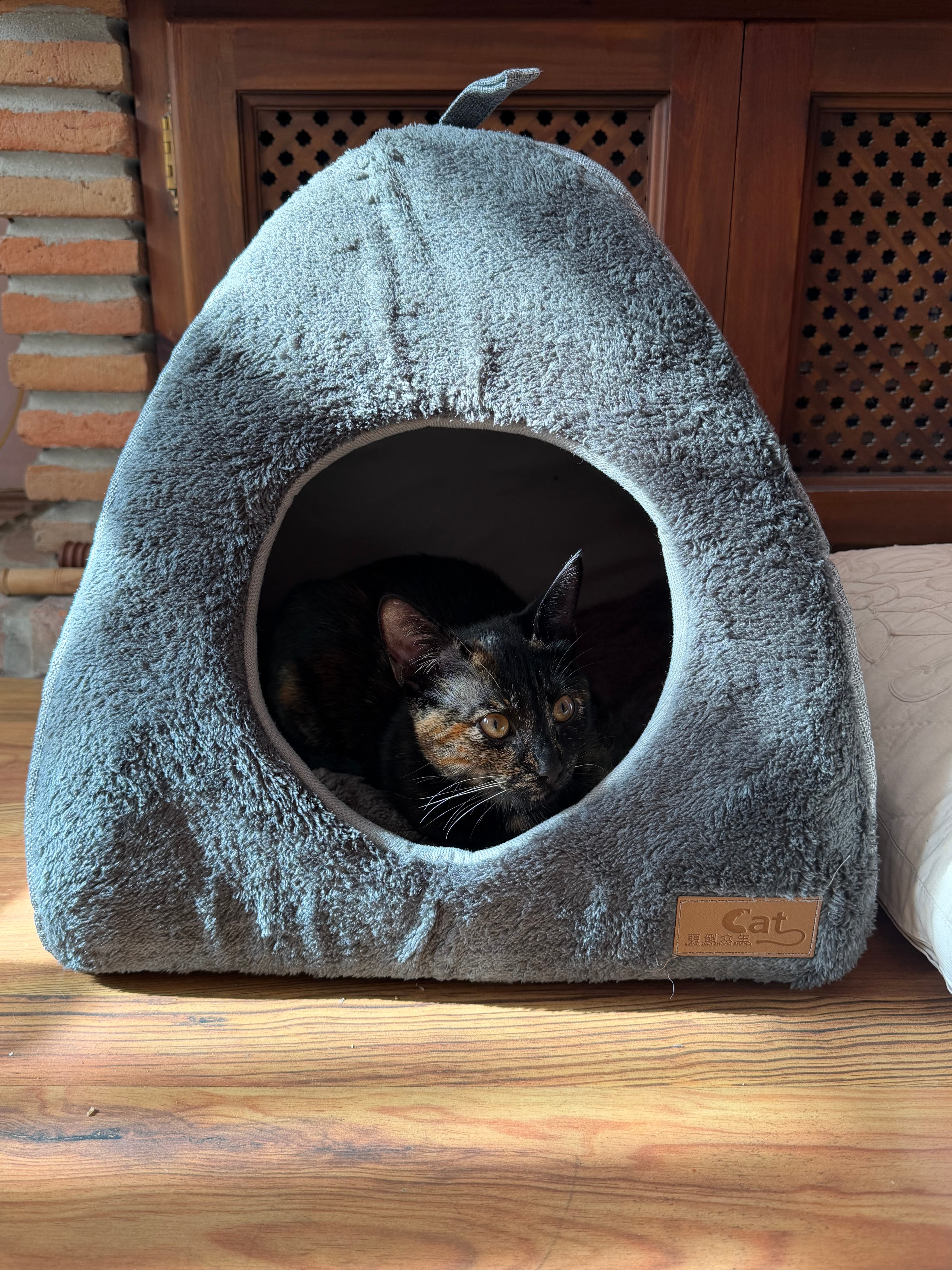 Triangle Cat Cave Bed – Warm Fleece-Lined Cat House